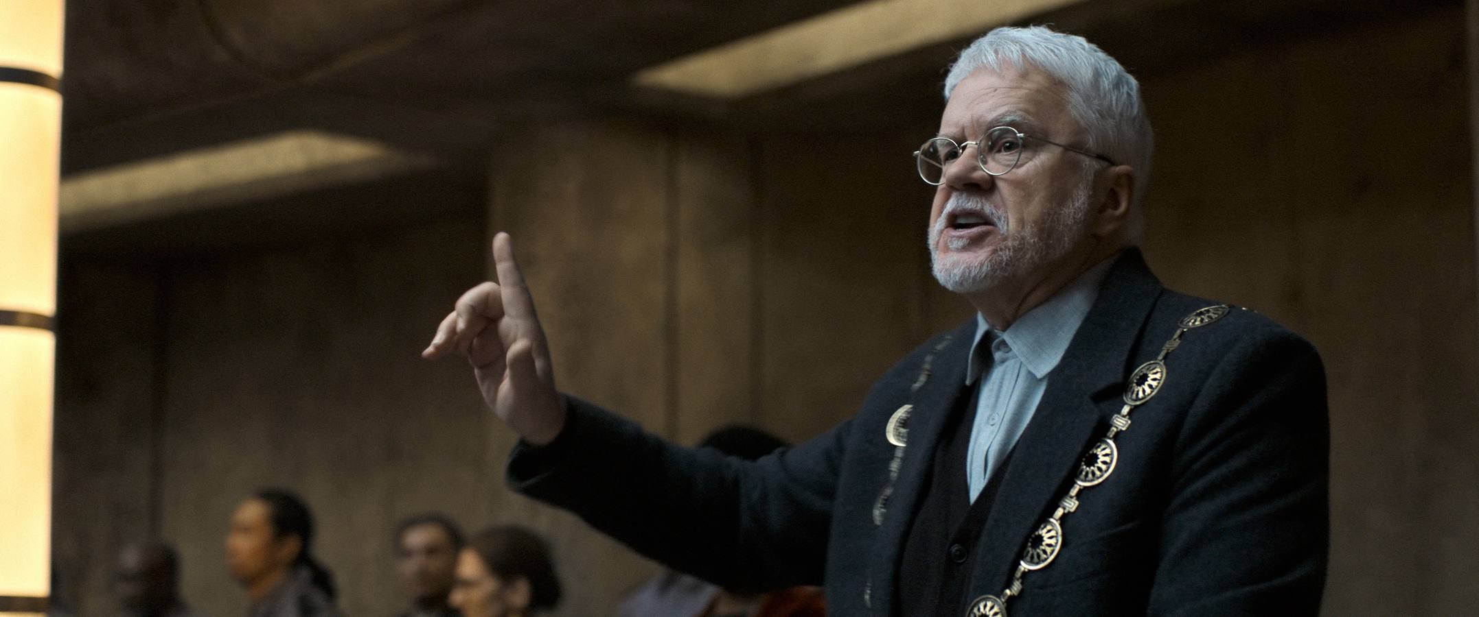 Bernard Holland (Tim Robbins) se dirige a los habitantes del Silo en la temporada dos de la serie