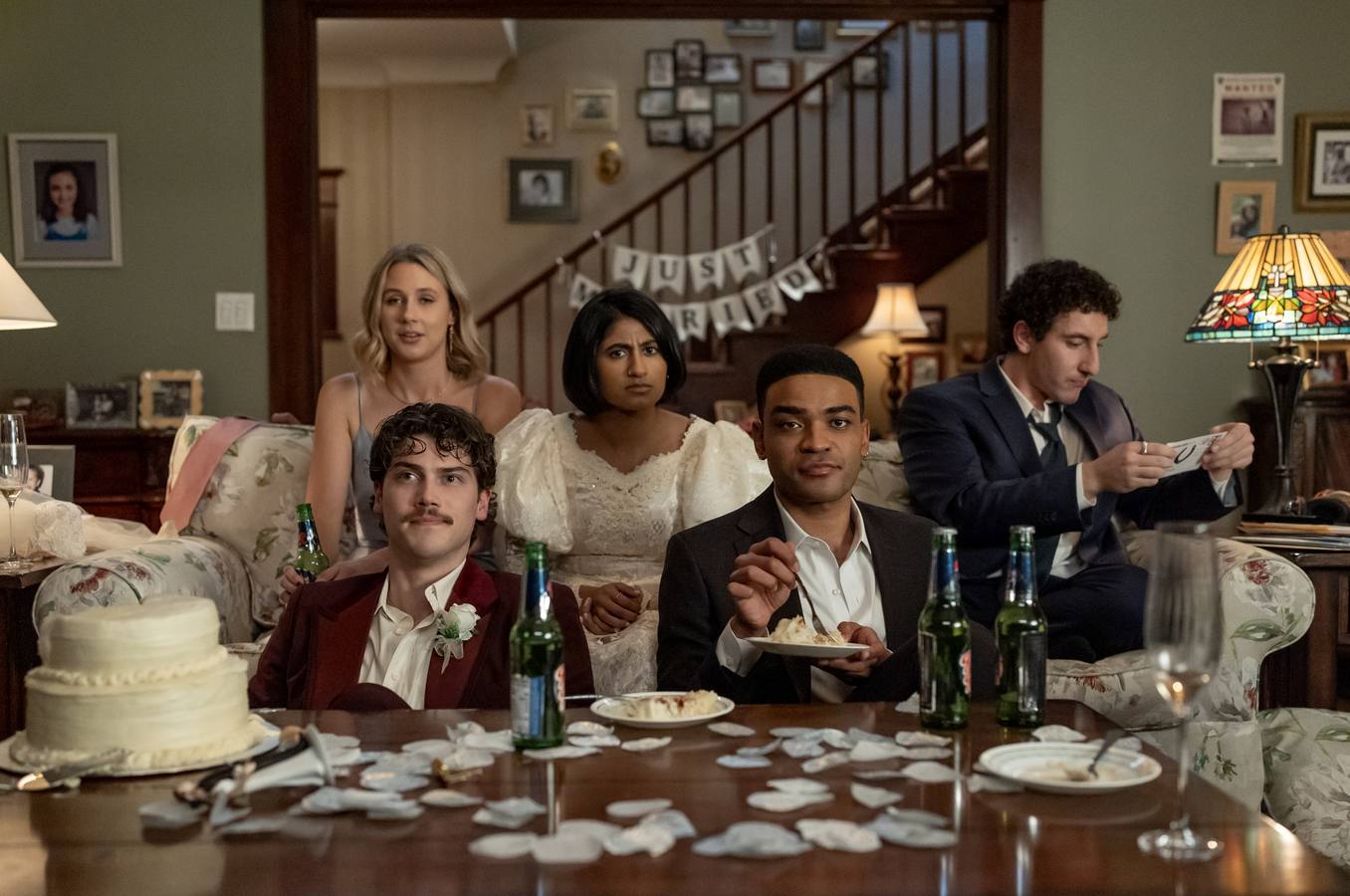 Imagen promocional de la temporada 1 de 'Adults', una comedia de Disney+
